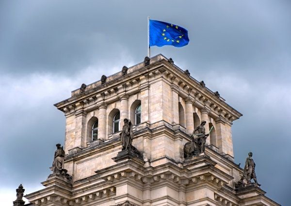 europese vlag op gebouw